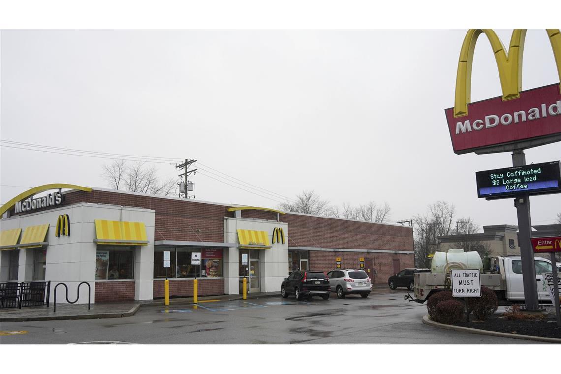 US-Versicherungschef erschossen – Verdächtiger in McDonald’s-Restaurant festgenommen Das McDonald’s-Restaurant, in dem ein Angestellter die Behörden auf einen Kunden aufmerksam machte, der den CEO von United Healthcare ermordet haben soll.