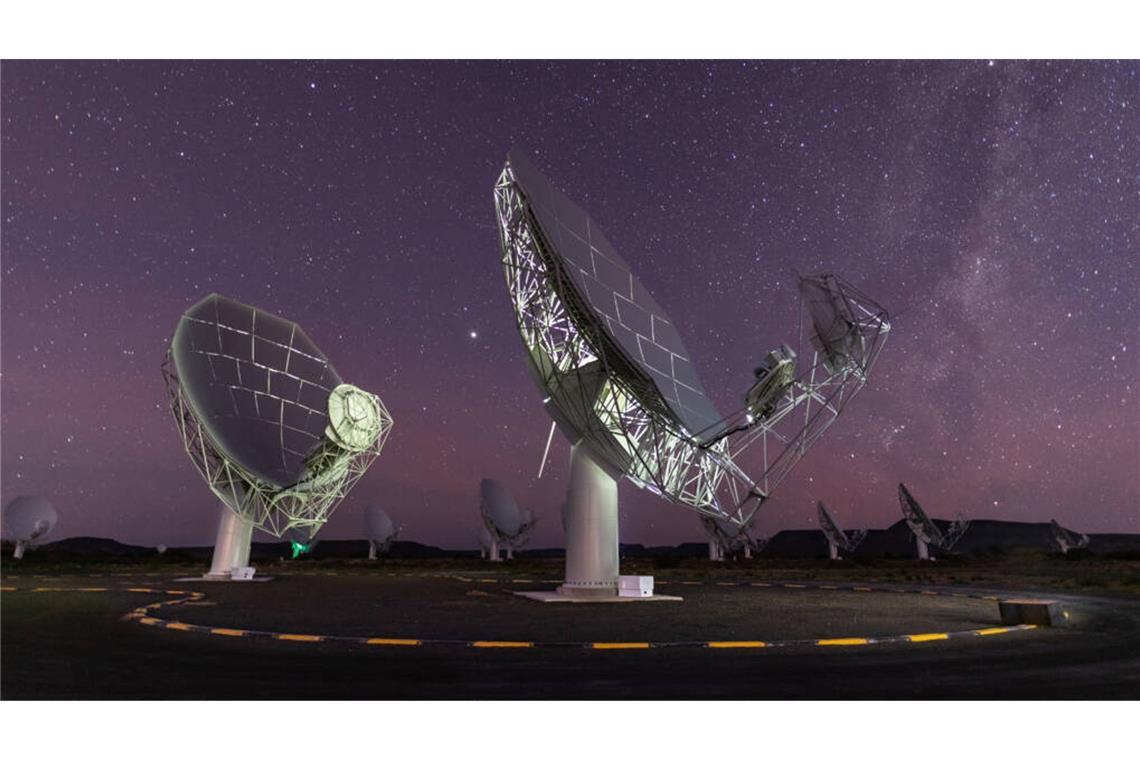 Klänge aus dem Weltall: Wie Forscher Gravitationswellen nachspüren Das MeerKAT-Radioteleskop in Südafrika ist eines der leistungsstärksten Radioteleskope der Welt.