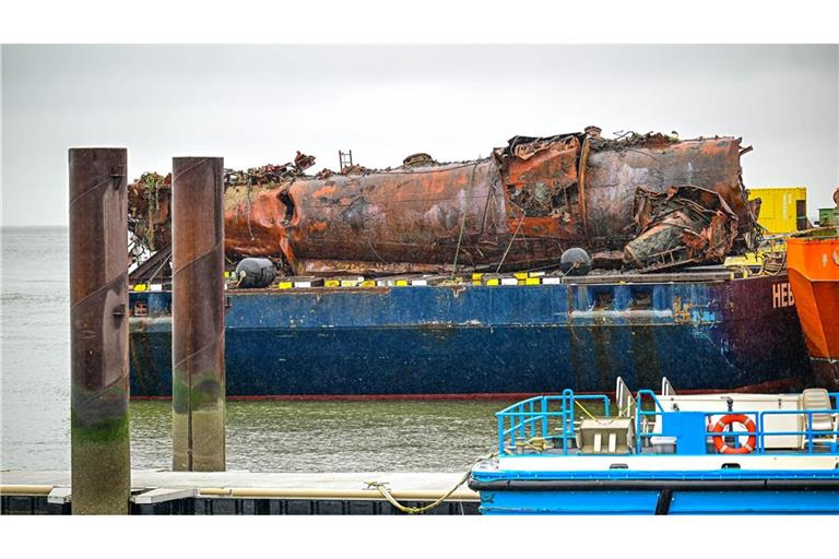 Das mehr als 100 Jahre alte deutsche U-Boot-Wrack liegt im Hafen von Cuxhaven. Es handelt sich um das 1919 nördlich der zu Hamburg gehörenden Insel Scharhörn gesunkene U-Boot U16 der Kaiserlichen Marine.
