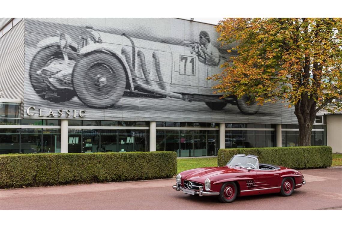 Das Mercedes-Benz Classic Center in Fellbach beinhaltet eine Fläche von 18.000 Quadratmetern, unter anderem mit einem Showroom und Werkstattbereichen. Der 300 SL Roadster, gebaut von 1957 bis 1963, zählt mit gebauten 1858 Exemplaren zu den begehrtesten Mercedes-Klassikern.