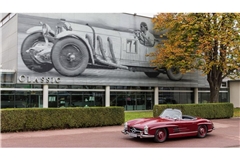 Das Mercedes-Benz Classic Center in Fellbach beinhaltet eine Fläche von 18.000 Quadratmetern, unter anderem mit einem Showroom und Werkstattbereichen. Der 300 SL Roadster, gebaut von 1957 bis 1963, zählt mit gebauten 1858 Exemplaren zu den begehrtesten Mercedes-Klassikern.
