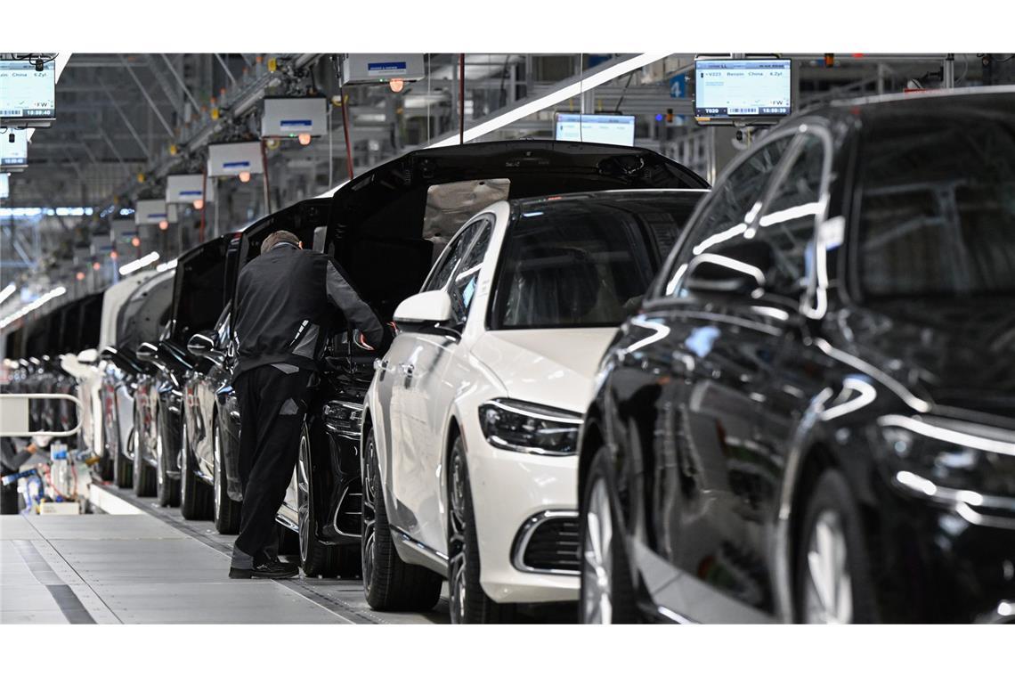Neuer Rückschlag für Mercedes: Gewinn bricht ein Das Merecdes-Benz Werk in Sindelfingen. Hier werden Oberklasse- und Luxusfahrzeugen gefertigt. (Archivbild)