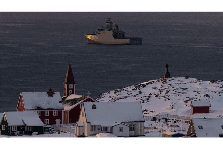 Das Militärschiff HDMS Knud Rasmussen der Königlich Dänischen Marine patrouilliert in der Nähe von Nuuk. (Archivbild)