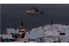 Das Militärschiff HDMS Knud Rasmussen der Königlich Dänischen Marine patrouilliert in der Nähe von Nuuk. (Archivbild)