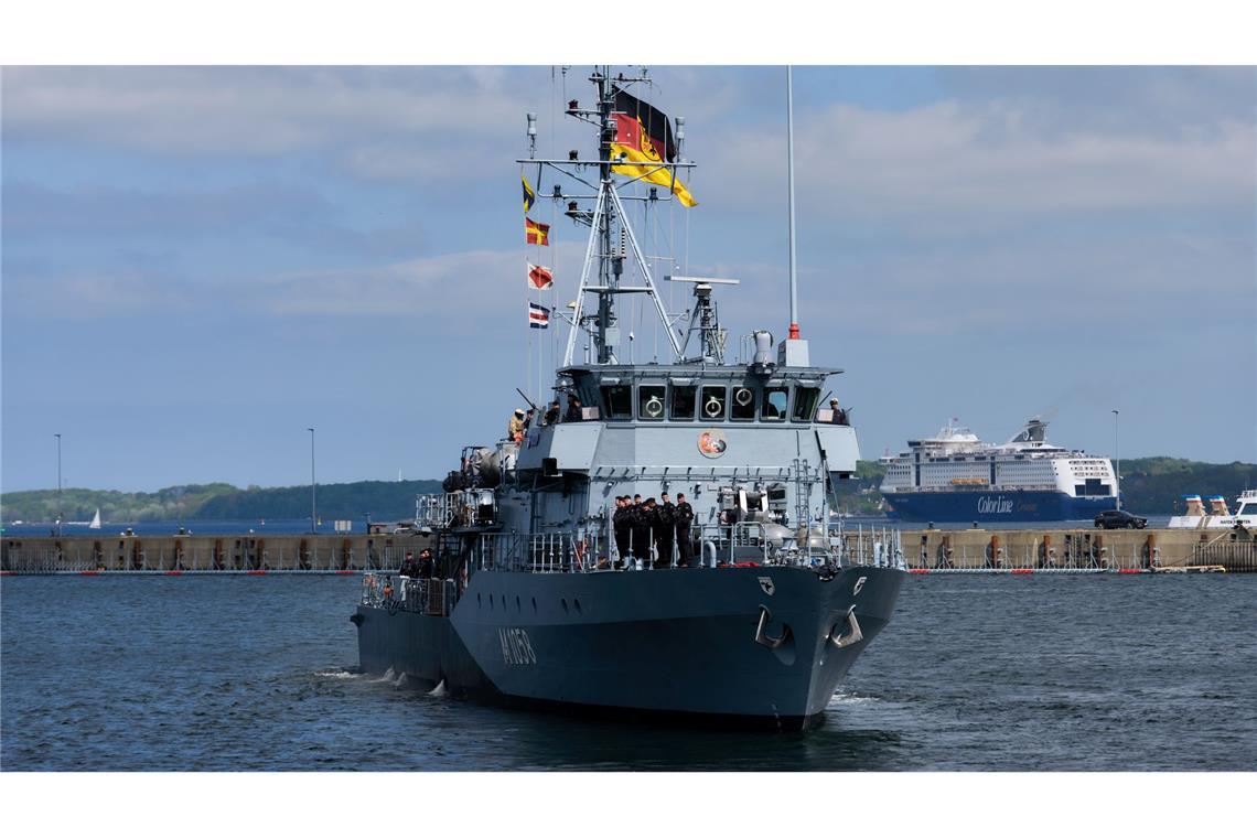 Das Minenjagdboot "Fulda" läuft vom Marinestützpunkt Kiel in Richtung Mittelmeer aus.