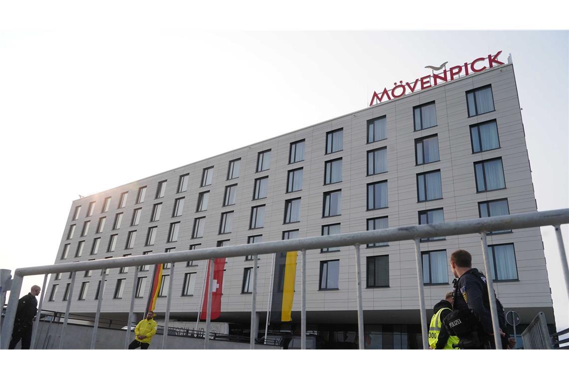 DFB-Elf trifft am Hotel in Stuttgart an – Empfang mit Jubel Das Mövenpick-Hotel am Flughafen