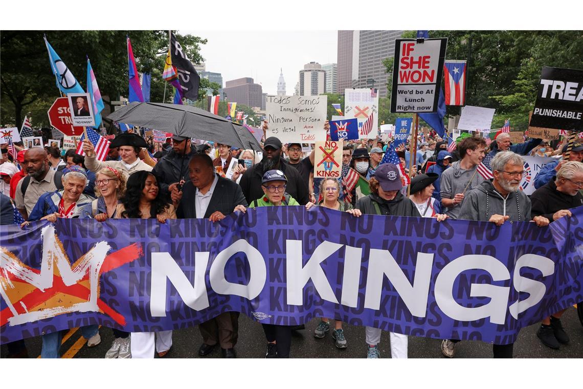 "No Kings": Landesweite Proteste gegen Trump Das Motto der Proteste lautet "No Kings" (Keine Könige).
