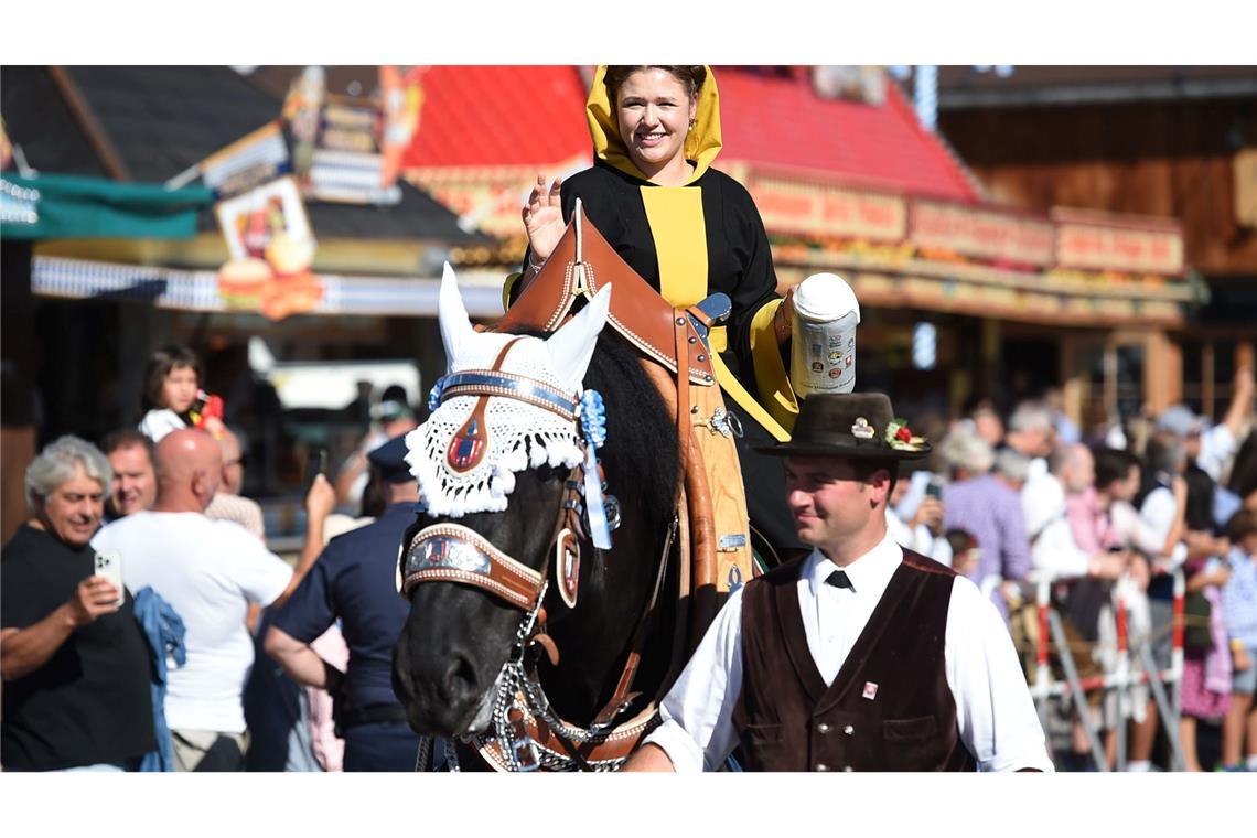 "Too hot to Hendl" - Wiesn startet mit Hitzerekord Das Münchner Kindl Franziska Inselkammer reitet zum Beginn des Oktoberfests auf die Theresienwiese.