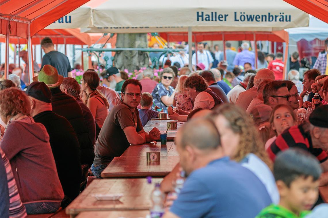 Gute Stimmung auf dem Murrhardter Stadtfest Das Murrhardter Stadtfest lockt in diesem Jahr wieder mit Speis, Trank und Unterhaltung zahlreiche Menschen in die Stadt. Fotos: Stefan Bossow
