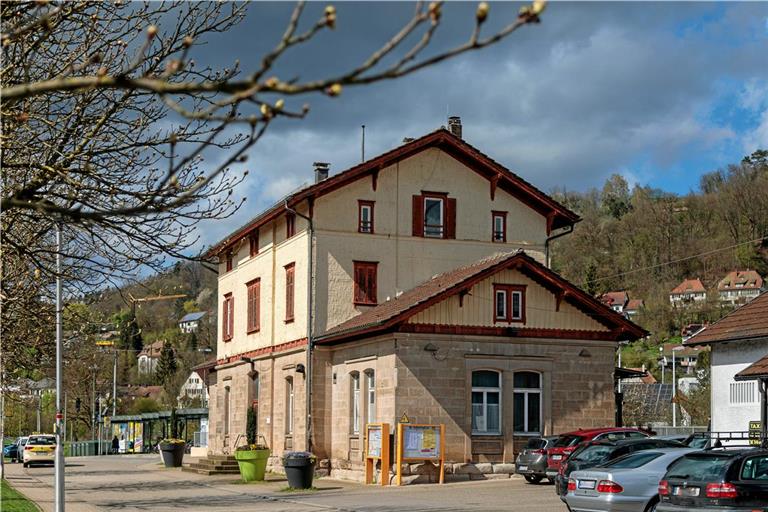 Das Naturparkzentrum soll im Erdgeschoss des Bahnhofsgebäudes einziehen. Die Räume im ersten Stock sind für die Naturparkgeschäftsstelle und das Team vorgesehen. Im Dachgeschoss befinden sich Wohnungen, was auch so bleiben soll. Fotos: Stefan Bossow