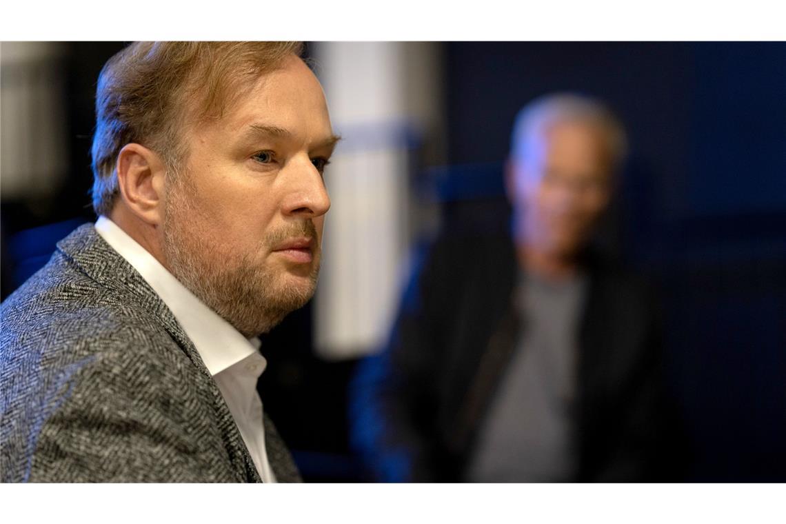 Das Nervenkostüm des Intendanten Darius Henning (Stephan Grossmann) ist stark strapaziert.