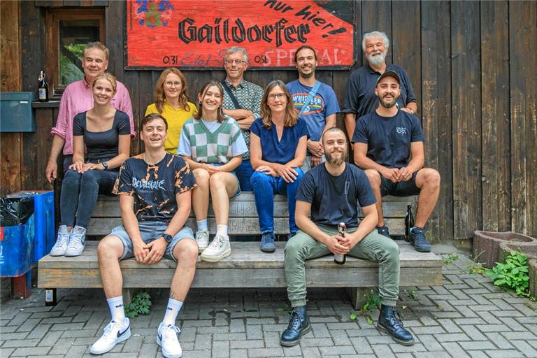 Das neue Buch vorgestellt haben (oben von links): Rainer Hufnagel, Andrea Regner, Bernd Klenk, Jochen Schneider, Titus Simon, (Mitte von links) Mia Fischer, Leonie Satlukal, Birgit Fernbacher, Jan Sittart sowie (vorne von links) Timo Scheu (Vorsitzender Juze) und Gabriel Kugler. Foto: Stefan Bossow