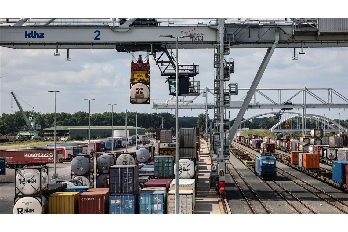 Das neue Duisburg Gateway Terminal soll eines Tages klimaneutral betrieben werden - mit Hilfe von Solarenergie und grünem Wasserstoff, der in Brennstoffzellen und Blockheizkraftwerken zum Einsatz kommt.