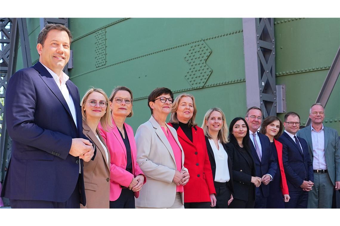So stellt sich die SPD auf Das neue Führungsteam der SPD in Partei und Regierung – federführend ausgesucht von Lars Klingbeil (li.)