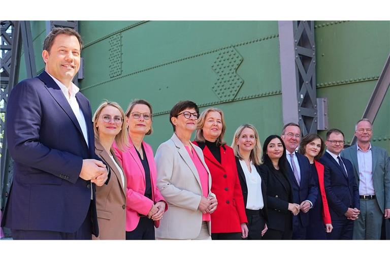 Das neue Führungsteam der SPD in Partei und Regierung – federführend ausgesucht von Lars Klingbeil (li.)