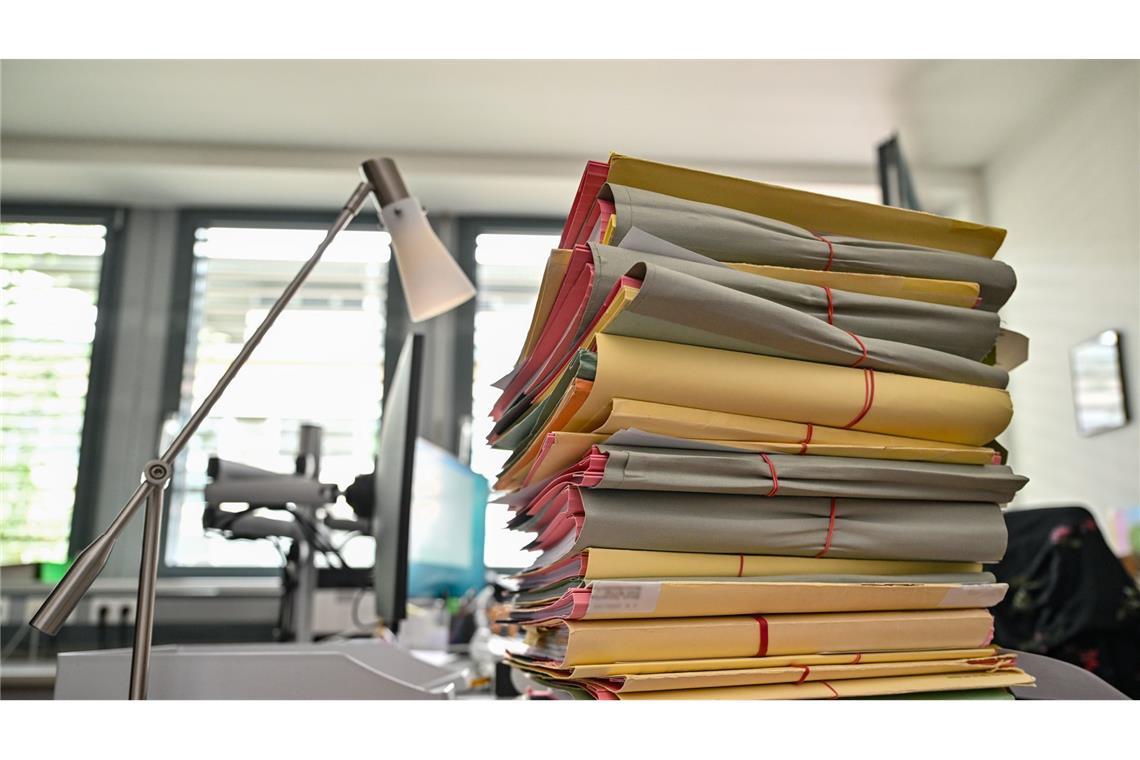 Kann Baden-Württemberg Bürokratieabbau? Das neue Gesetz soll in Teilen helfen, Aktenberge zu reduzieren.