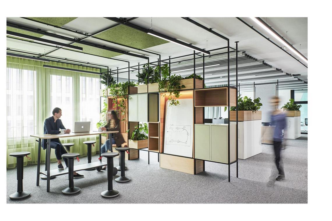 Stuttgarter Architekten räumen beim Preis für die besten Bürobauten ab Das neue Headquarter der Allplan Deutschland GmbH in München. Drei Etagen mit 1900 Quadratmeter Bürofläche, gestaltet von Blocher Partners aus Stuttgart. Open Spaces erhielten leichte, teils begrünte Raumtrenner. Alternativ gibt es auch schallschluckende Vorhänge.