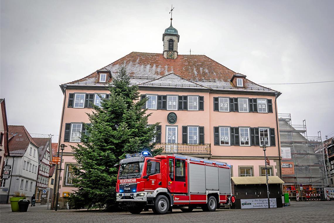 Das neue HLF20 vor dem Weihnachtsbaum und Rathaus – lässt einen die Größe des frisch eingetroffenen Helfers abschätzen. Fotos: Feuerwehr Murrhardt/Niklas Eilers