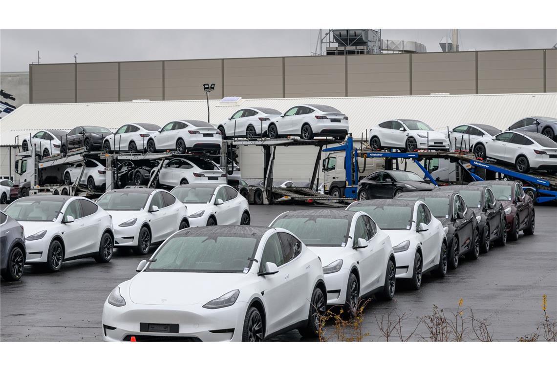 Mehr E-Autos in Deutschland verkauft - Tesla-Absatz im Minus Das neue Model Y wird auch am europaweit einzigen Werk in Grünheide bei Berlin gebaut. (Archivbild)