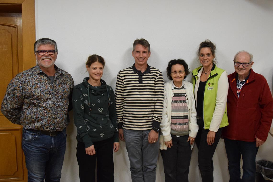 Das neue Vorstandsteam besteht aus Roland Luther (von rechts), Miriam Hozak, Elisabeth Klaper, Michael Braun, Sandra Trinkle und Armin Österle. Foto: Elisabeth Klaper