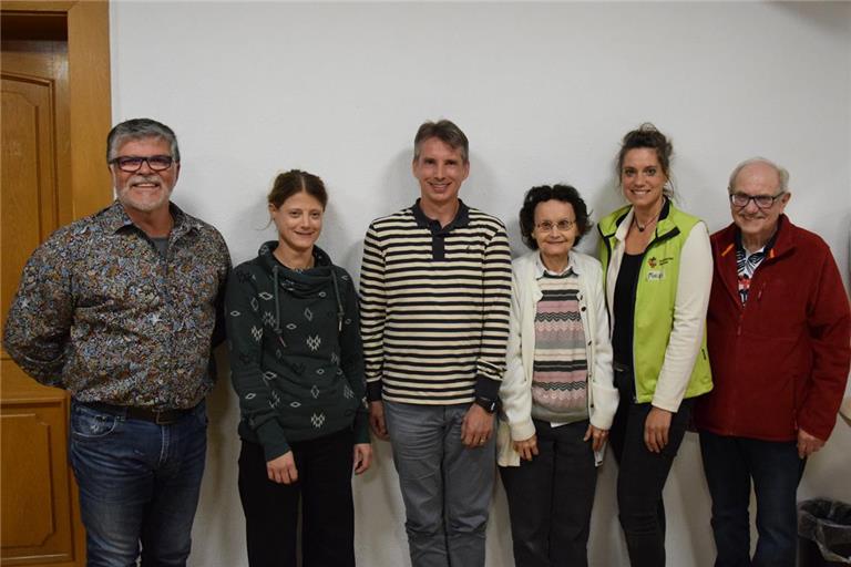 Das neue Vorstandsteam besteht aus Roland Luther (von rechts), Miriam Hozak, Elisabeth Klaper, Michael Braun, Sandra Trinkle und Armin Österle. Foto: Elisabeth Klaper