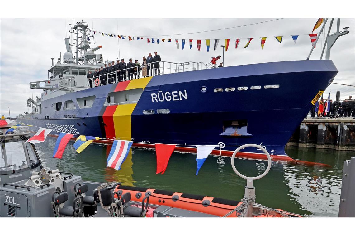 Bilder des Tages Das neue Zollschiff "Rügen" wird im Stadthafen in Stralsund feierlich getauft.