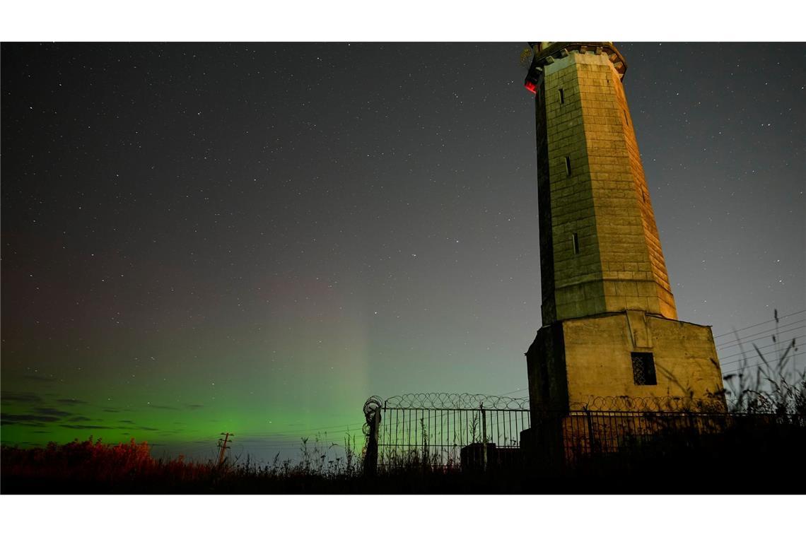 Bilder des Tages Das Nordlicht, auch bekannt als Aurora Borealis, ist am Nachthimmel in der Nähe des Großen Wolga-Leuchtturms am Ufer des Moskauer Kanals zu sehen.
