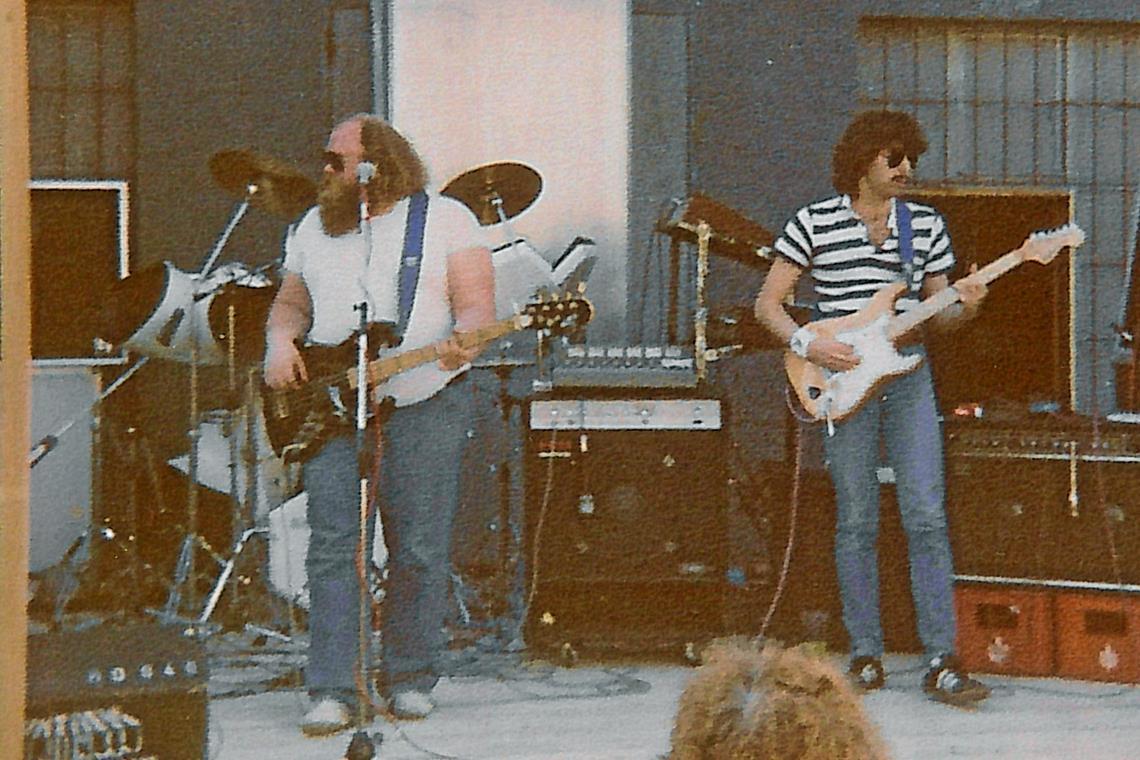 Nachtleben in Murrhardt: Legendäre Sessions und Gestalten Das Old Pub organisierte auch Open-Air-Konzerte mit einer Außenbühne beispielsweise im Rahmen des Murrhardter Lichterfests. Die Aufnahme zeigt Betreiber Herbie und Marino Sozzi (von links), der regelmäßig als Gitarrist bei seinen Auftritten einsprang. Foto: privat