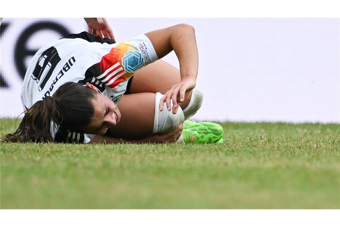 "Jetzt ist alles vorbei": Das schwere Jahr von Lena Oberdorf Das Olympia-Aus: Lena Oberdorf verletzt sich im Länderspiel am 16. Juli gegen Österreich schwer am Kreuzband.