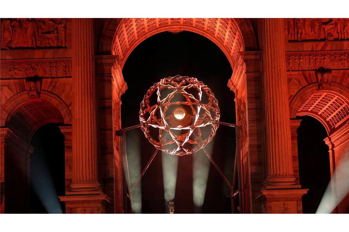 Das olympische Feuer in Mailand.