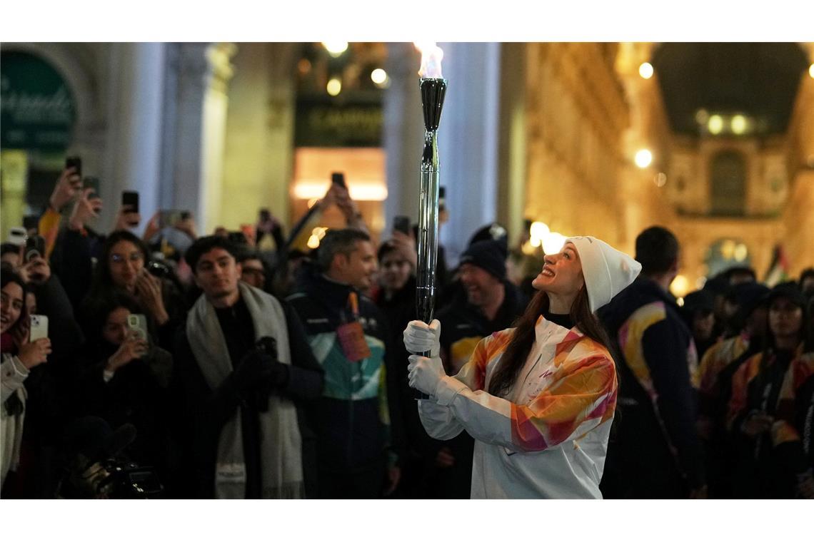 Das olympische Feuer ist bereits in Mailand, Balletttänzerin Nicoletta Manni trägt hier die Fackel.