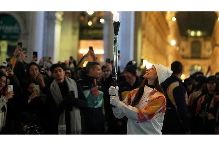 Das olympische Feuer ist bereits in Mailand, Balletttänzerin Nicoletta Manni trägt hier die Fackel.