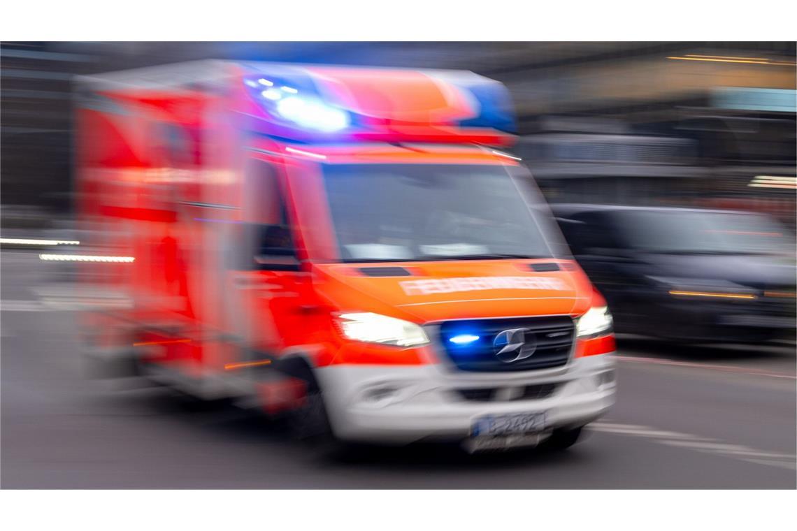 Das Opfer wurde daraufhin schwer verletzt auf offener Straße entdeckt, in ein Krankenhaus gebracht und notoperiert. (Symbolbild)