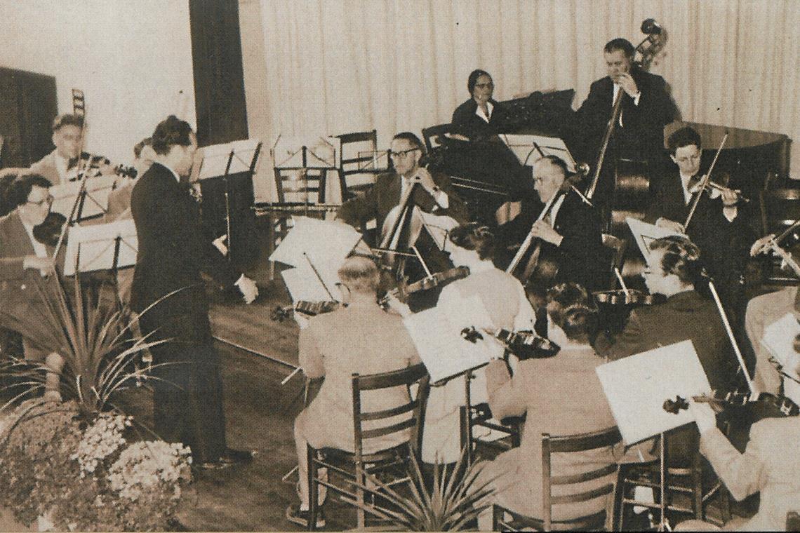Alles begann mit einer jungen Violinlehrerin Das Orchester bei seinem Konzert anlässlich des zehnjährigen Bestehens. Foto: Musikschule