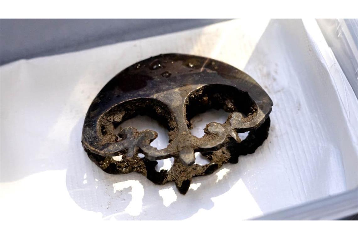 Das Ortband von dem römischen Langschwert: Das Spatha wurde bei der offiziellen Kampfmittelsuche auf einem Grundstück in der Bremer Neustadt gefunden. Das Ortblech oder Ortband ist ein metallener Beschlag auf der Spitze einer Scheide für Blankwaffen wie&nbsp; Dolche, Messer und Schwerter.