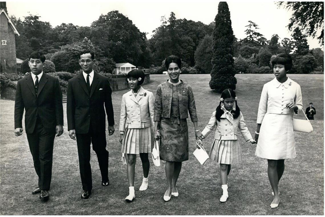 Thailand trauert um ehemalige Königin Das Paar bekommt vier Kinder: Thronfolger Maha Vajiralongkorn (links) und seine Schwestern Ubol Ratana, Maha Chakri Sirindhorn und Chulabhorn.