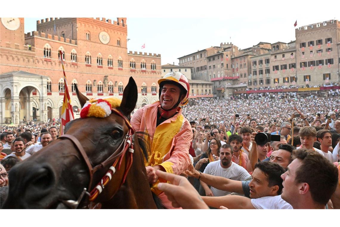 Das "Palio die Siena" ist ein traditionelles Pferderennen und gehört zu den berühmtesten historischen Ereignissen Italiens.