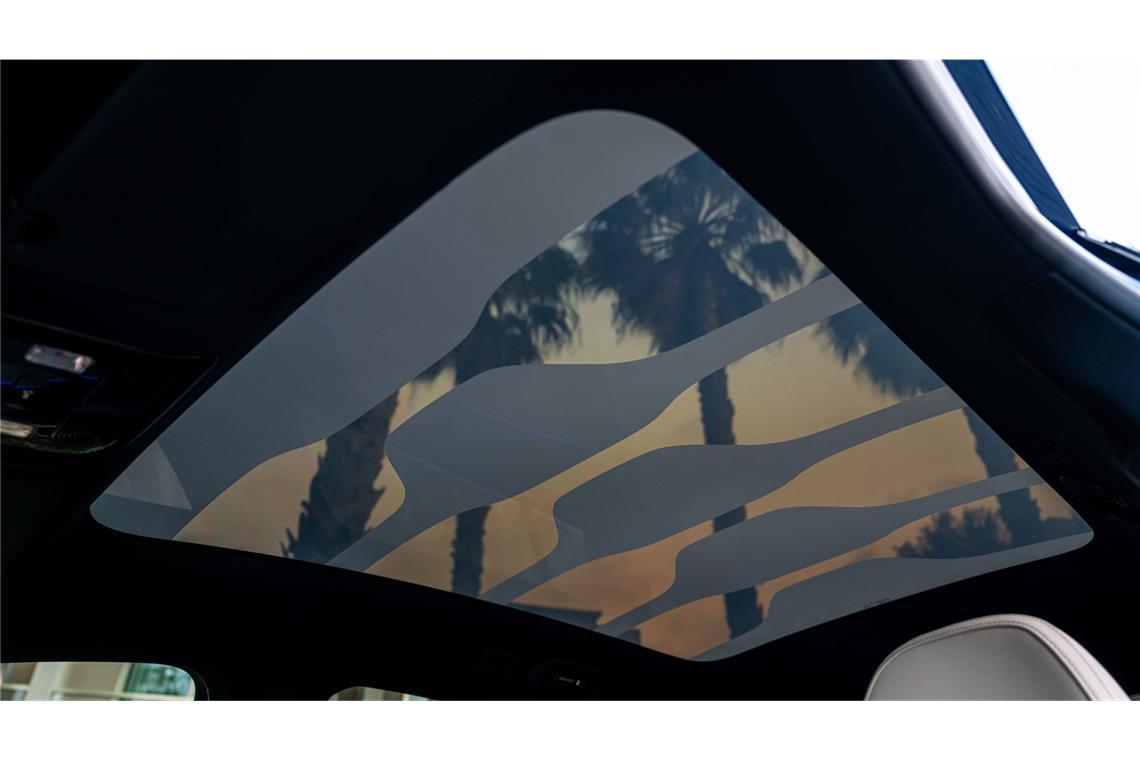 Das Panorama-Dach lässt segmentweise verdunkeln.