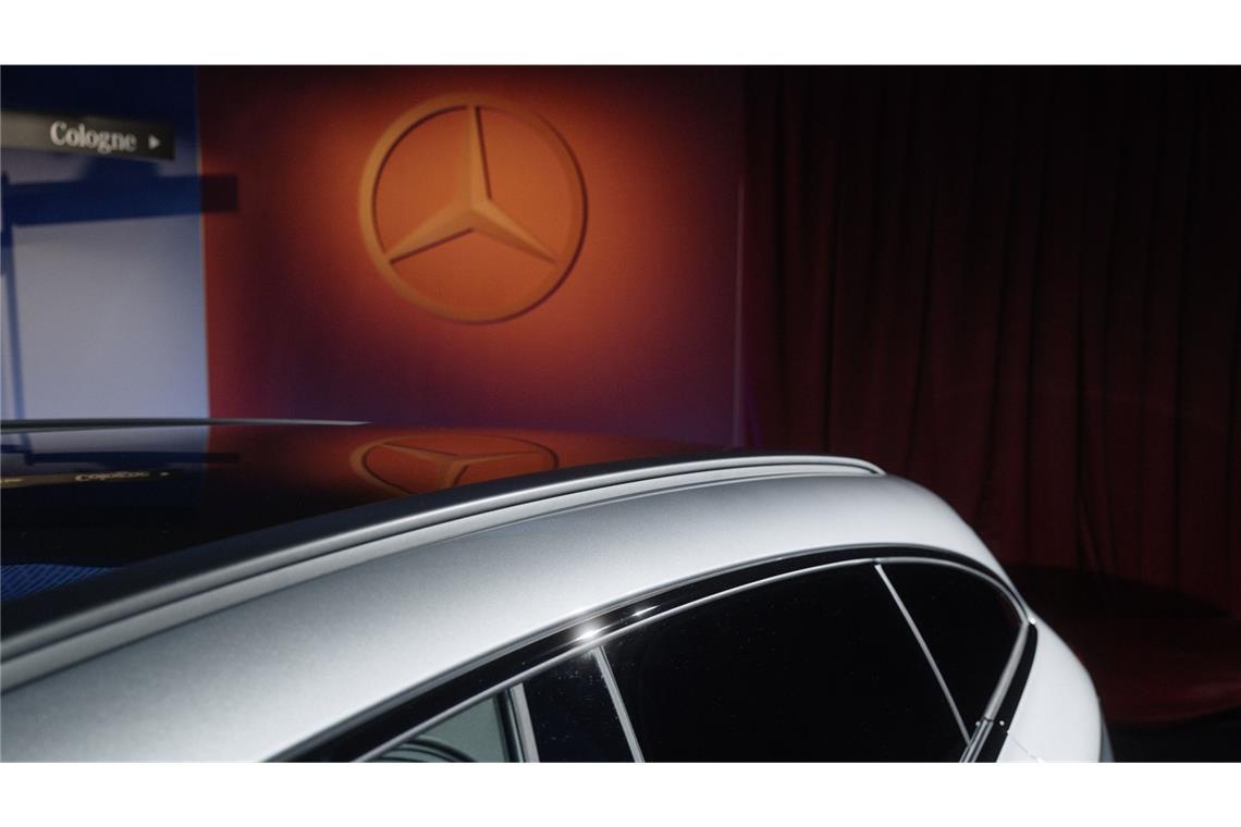 So sieht der neue Mercedes CLA Shooting Brake aus Das Panoramadach des CLA Shooting Brake reicht von der Front bis zum Heck – und per Knopfdruck leuchten Sterne auf.