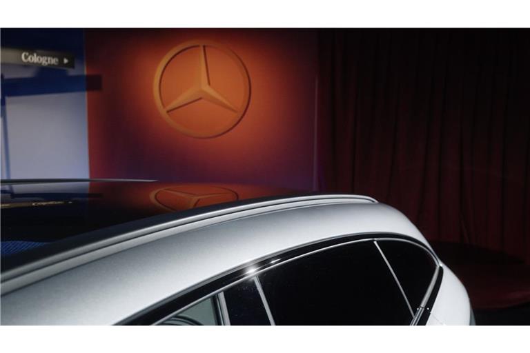 Das Panoramadach des CLA Shooting Brake reicht von der Front bis zum Heck – und per Knopfdruck leuchten Sterne auf.