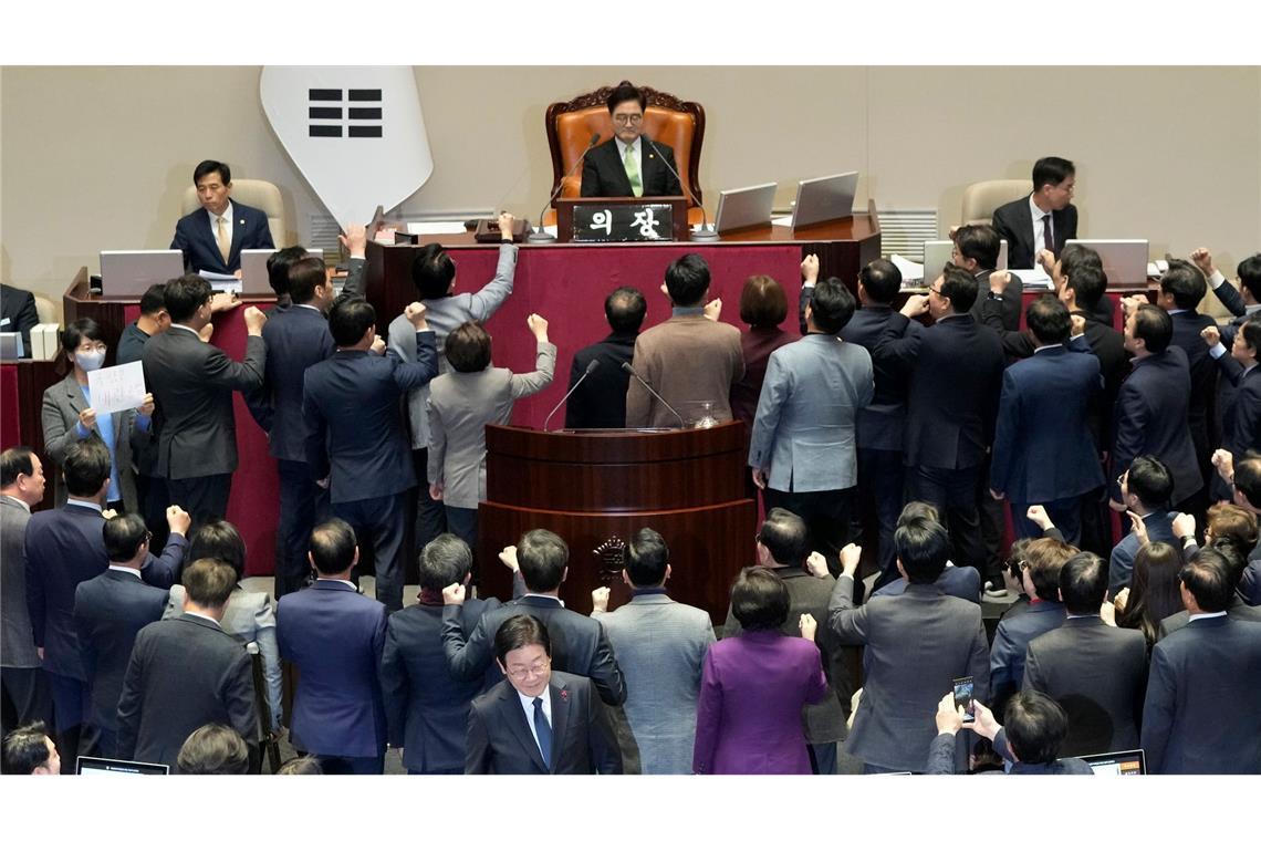 Südkorea: Auch Interimspräsident Han des Amtes enthoben Das Parlament hat für die Amtsenthebung des amtierenden Präsidenten Han Duck Soo gestimmt.
