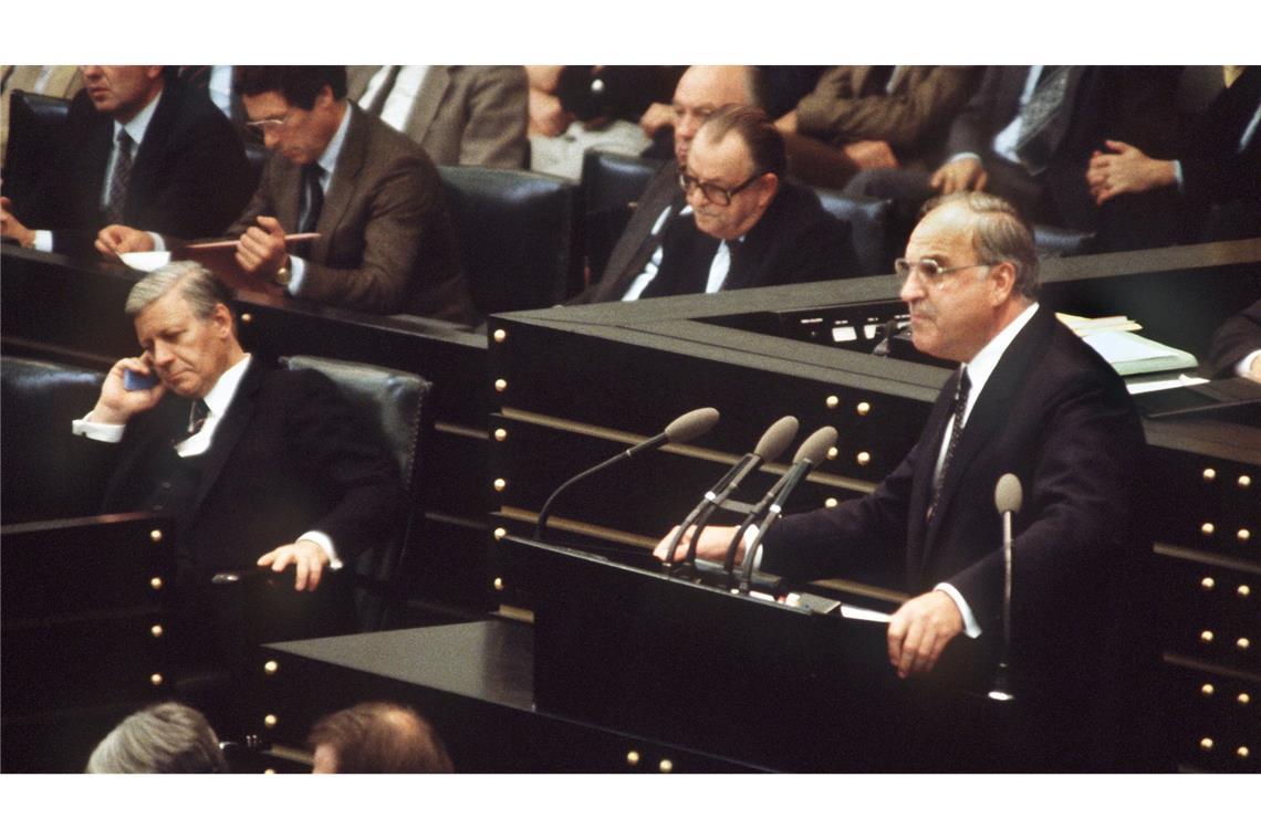 Vertrauensfrage verloren: Wendepunkte der Kanzlerschaft Das Parlament spricht Schmidt (l) das Vertrauen ab und wählt Kohl (r) zum Kanzler. (Archivbild)