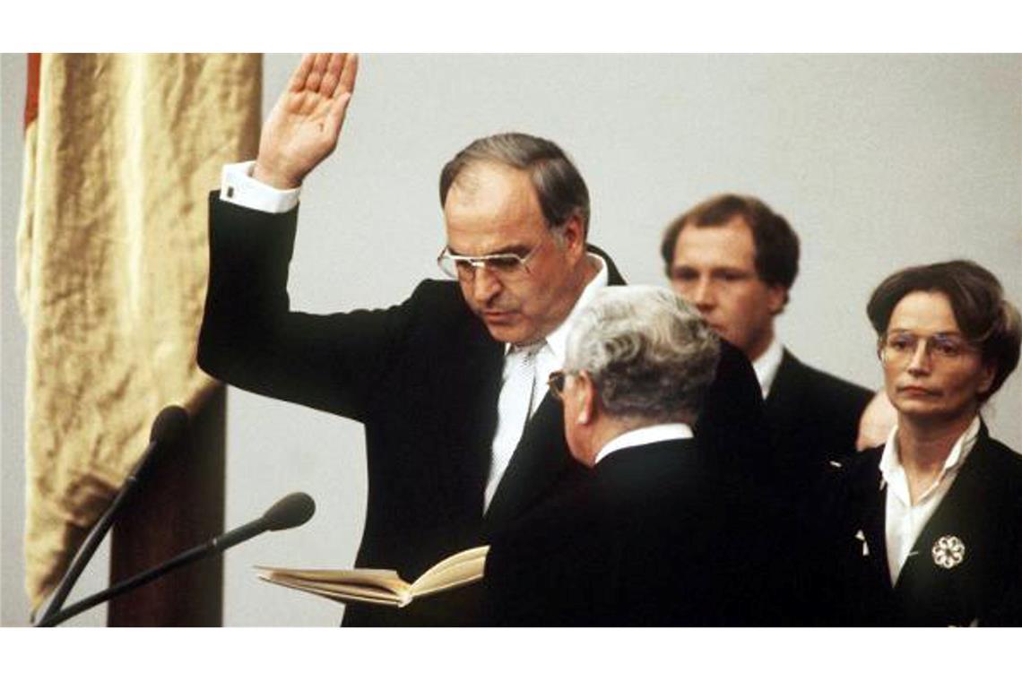 Dobrindt fordert Vertrauensfrage "so schnell wie möglich" Das Parlament spricht Schmidt (SPD) das Vertrauen ab und wählt Kohl (CDU) zum Kanzler. (Archivbild)