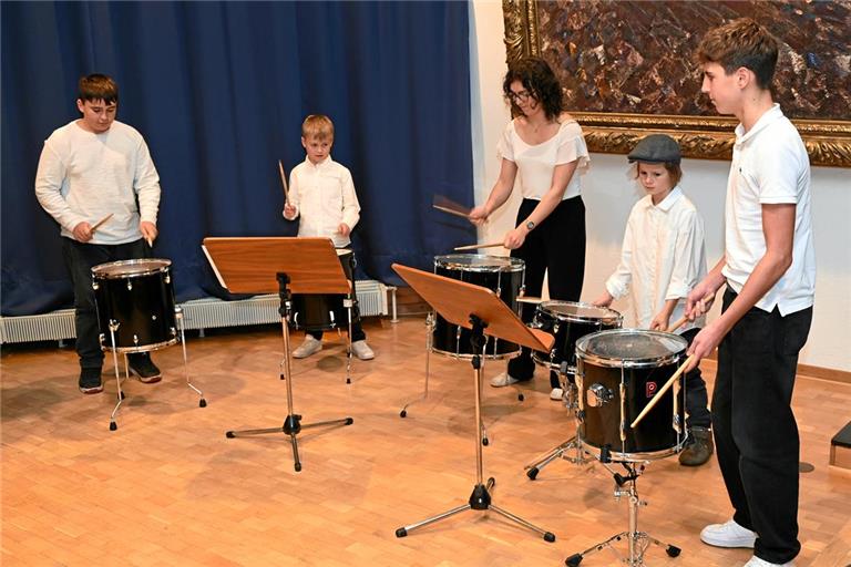 Das Perkussionsensemble mit (von links) Alessio Marino, Salomon Le Winter, Mathilde Durafour, Joas Schöndeling und Neven Däubler hat mitreißend gespielt. Foto: Elisabeth Klaper