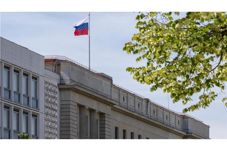 Das Personal der russischen Botschaft in Berlin wird künftig nicht mehr einfach so in andere EU-Staaten reisen dürfen. (Archivbild)
