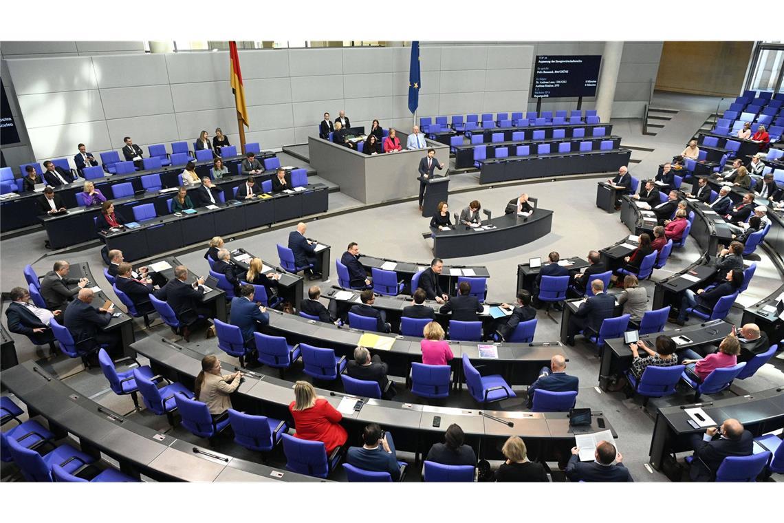 Wer sitzt im Bundestag vor dem Redner? Das Plenum im deutschen Bundestag. Vor dem Rednerpult sitzen immer mehrere Personen – welche Aufgabe haben sie?