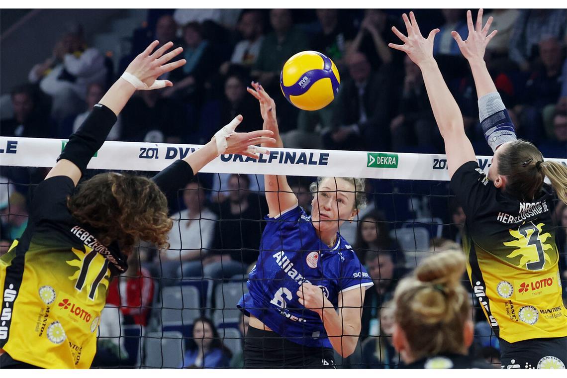 Das Pokalfinale verloren Antonia Stautz (Mitte) und die Stuttgarterinnen gegen den VfB Suhl – nun soll die Meisterschaft gewonnen werden.