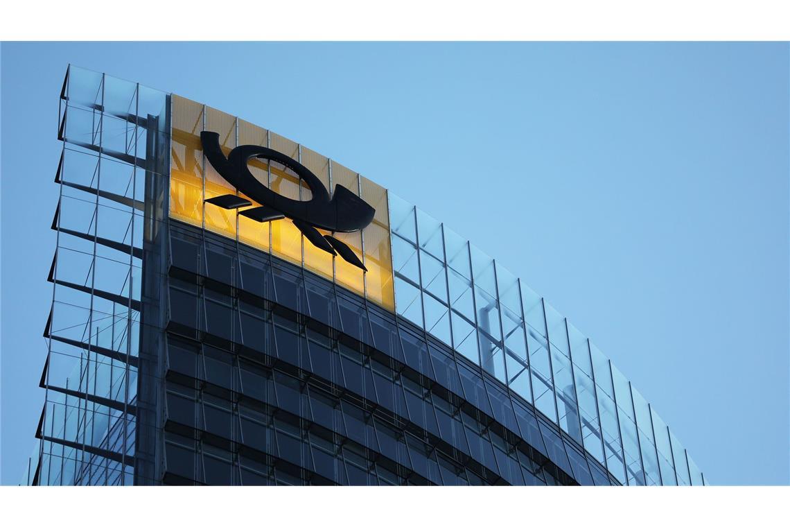 Anzahl der Post-Beschwerden steigt auf Höchstwert Das Posthorn-Logo auf dem Dach der DHL-Konzernzentrale in Bonn.