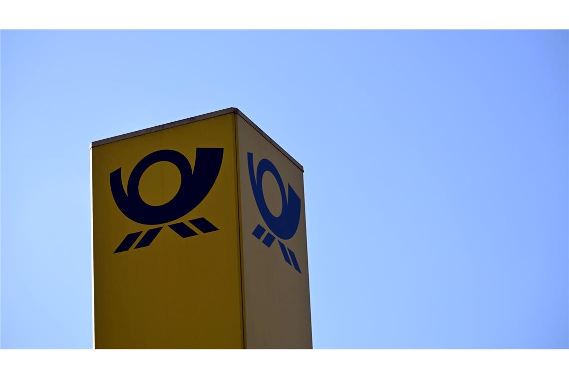 Verdi bestreikt Briefzentren der Post Das Posthorn-Logo ist am Kölner Briefzentrum zu sehen.