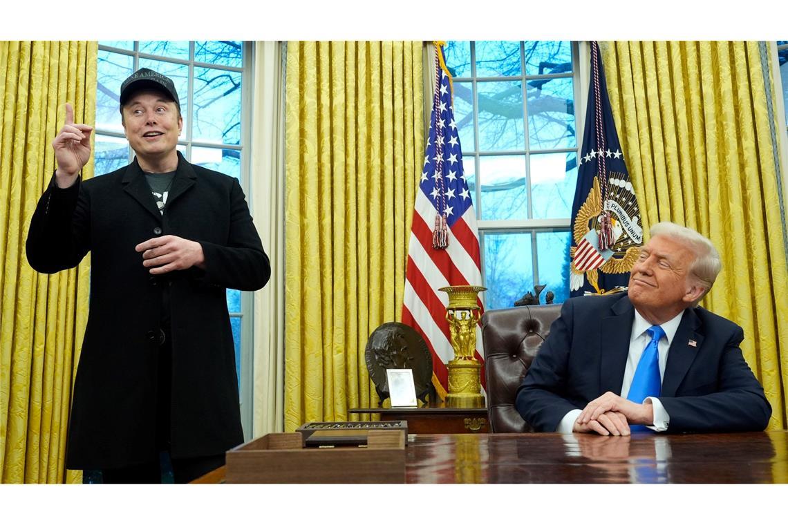 Abfindungspläne: Trump erringt wichtigen Sieg vor Gericht Das Programm, mit dem Trump (r) und Musk (l) Zehntausende Staatsdiener loswerden wollen, hat eine wichtige juristische Hürde genommen.